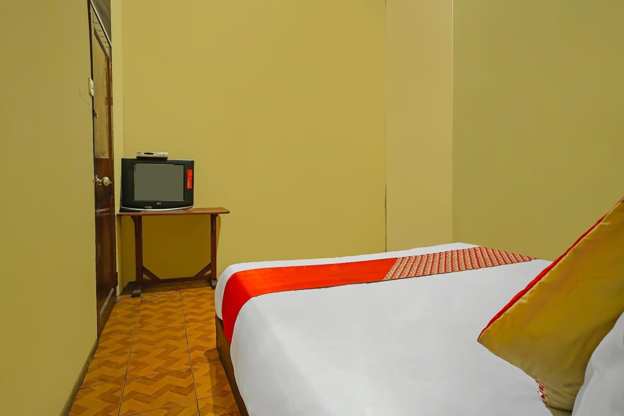 Oyo 92577 Hotel Sidikalang Near Kejaksaan Negeri Dairi Экстерьер фото