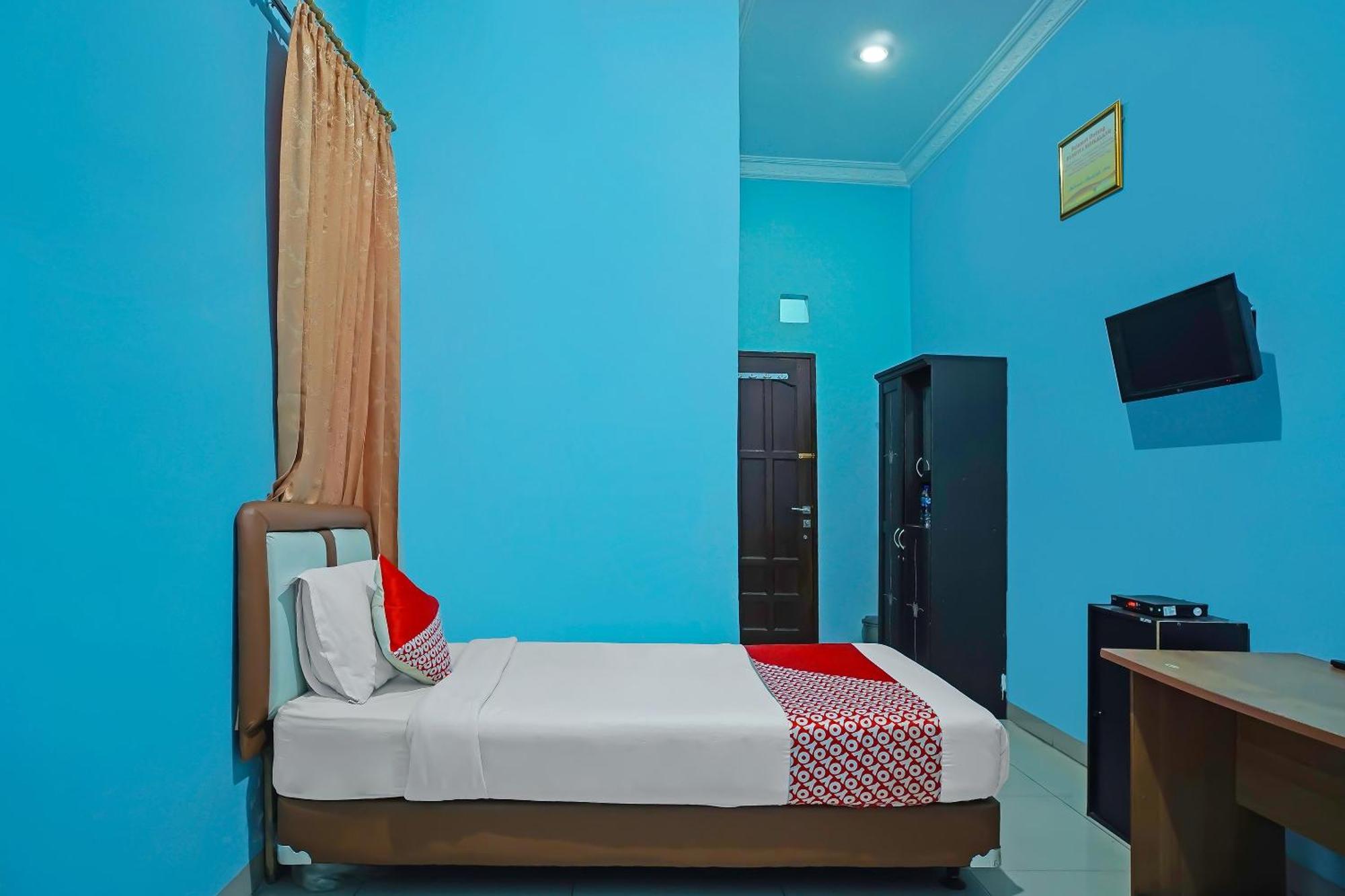Oyo 92577 Hotel Sidikalang Near Kejaksaan Negeri Dairi Экстерьер фото