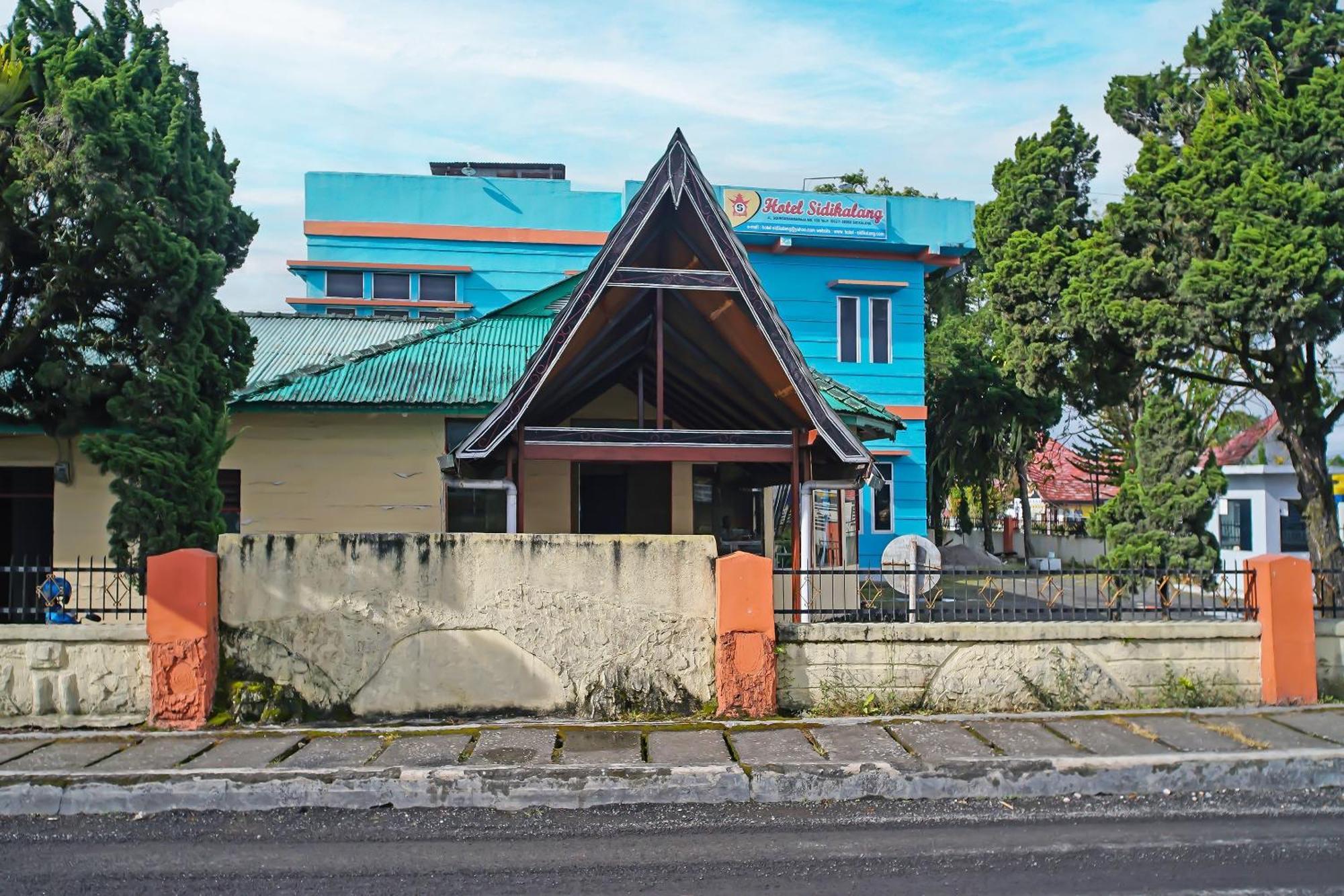Oyo 92577 Hotel Sidikalang Near Kejaksaan Negeri Dairi Экстерьер фото