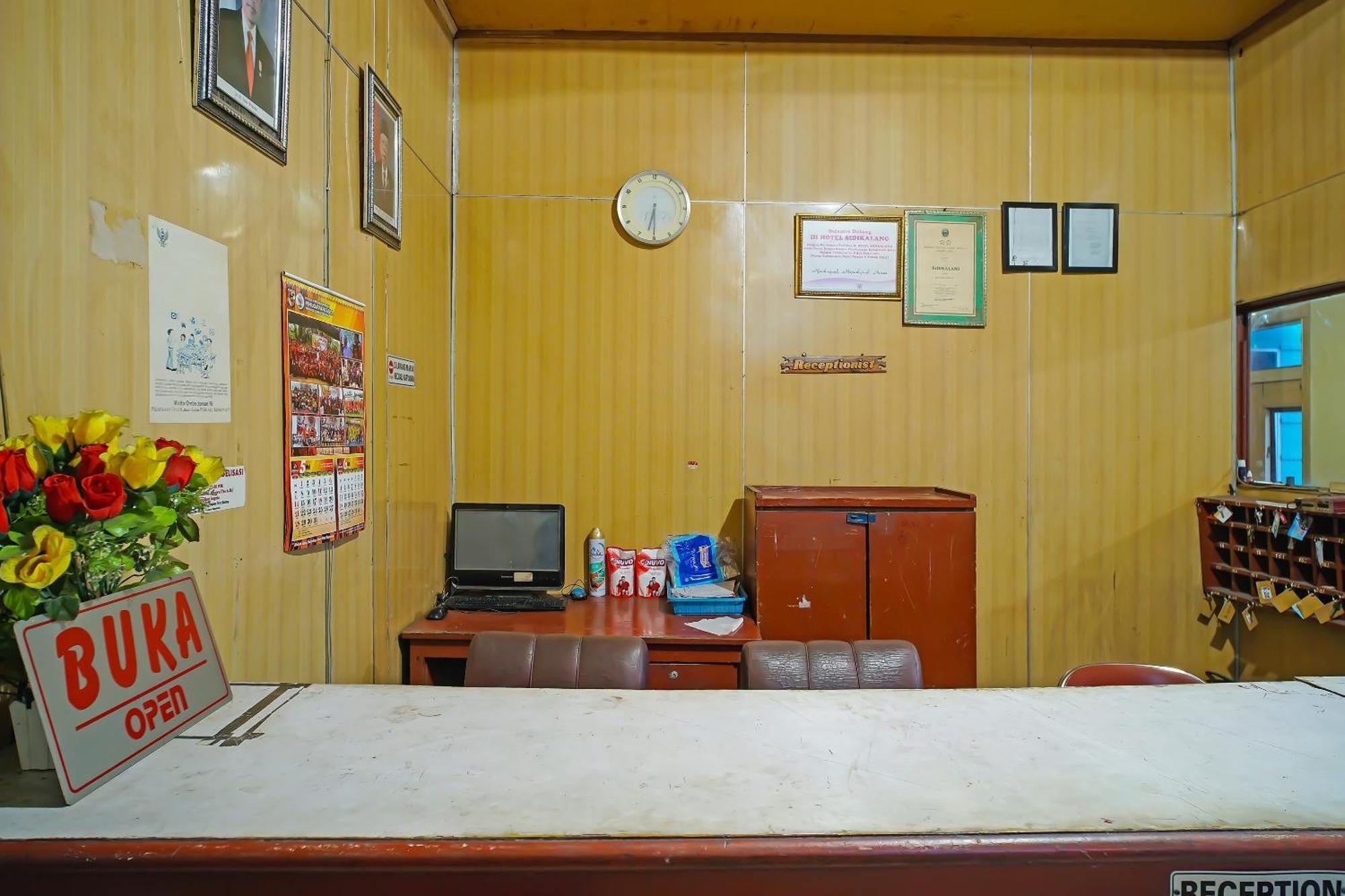 Oyo 92577 Hotel Sidikalang Near Kejaksaan Negeri Dairi Экстерьер фото