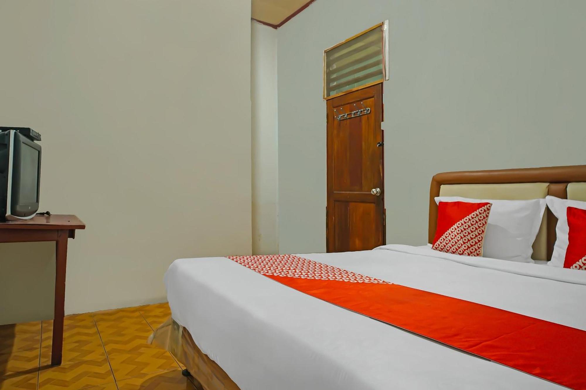 Oyo 92577 Hotel Sidikalang Near Kejaksaan Negeri Dairi Экстерьер фото