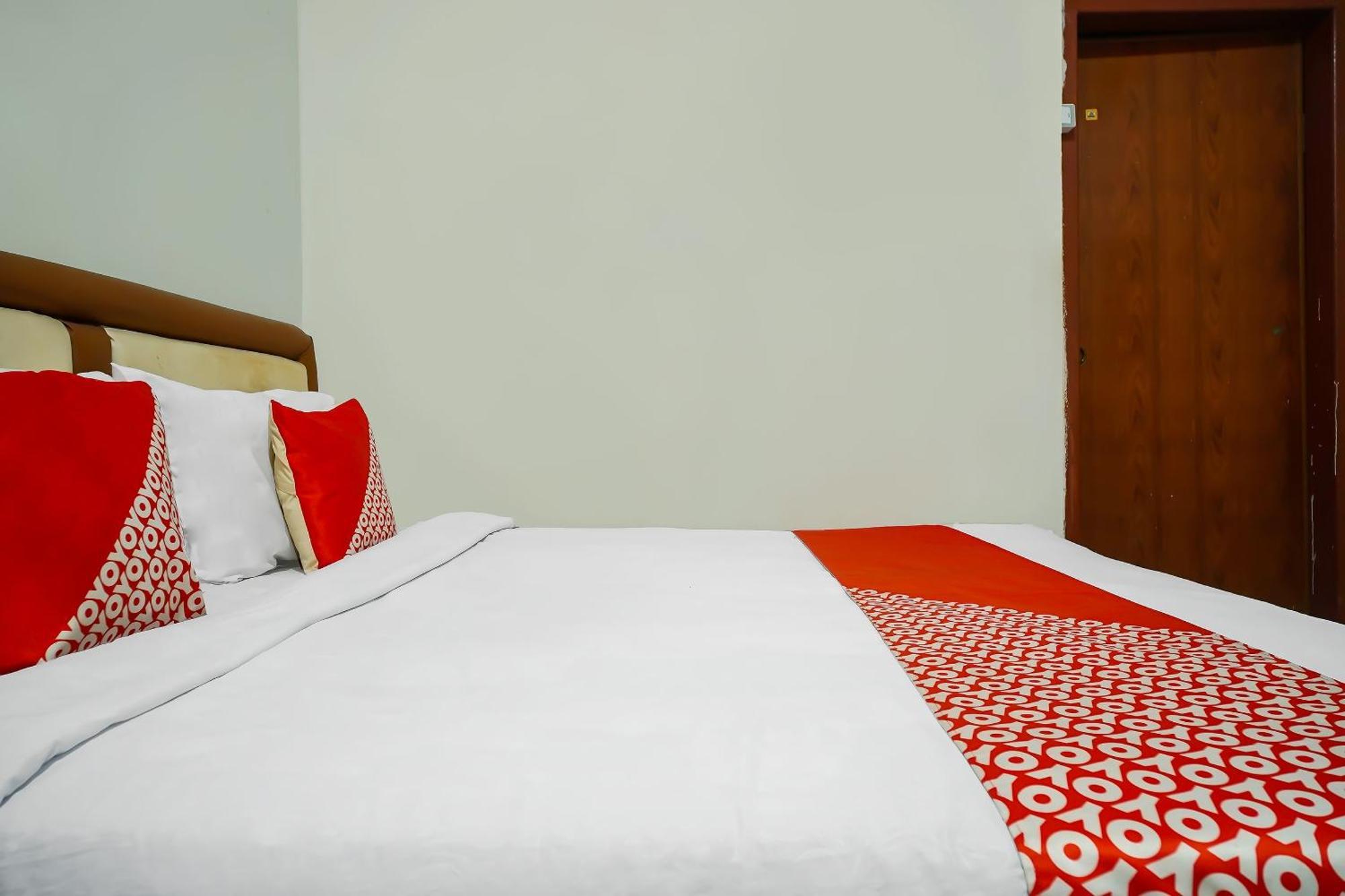 Oyo 92577 Hotel Sidikalang Near Kejaksaan Negeri Dairi Экстерьер фото