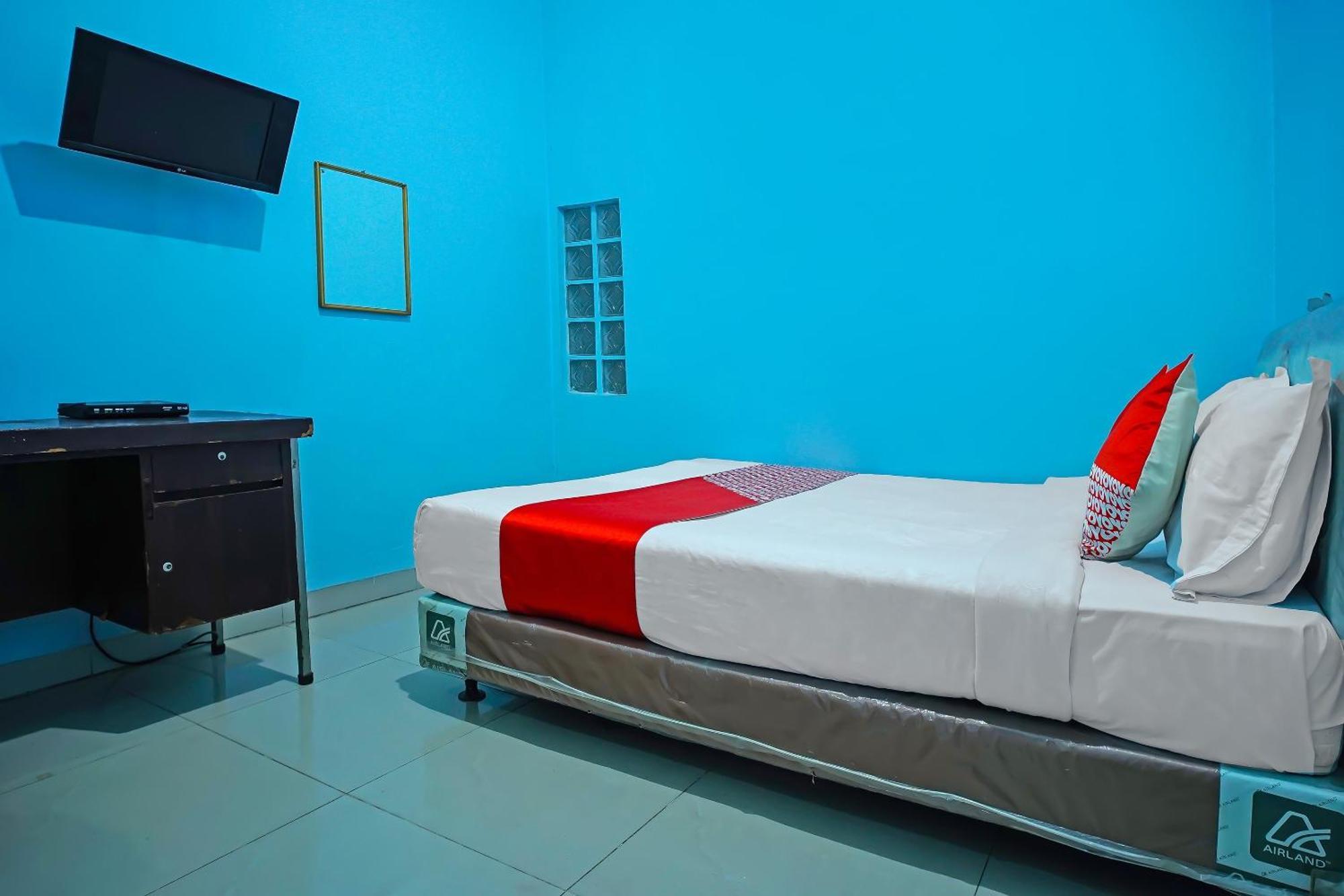 Oyo 92577 Hotel Sidikalang Near Kejaksaan Negeri Dairi Экстерьер фото